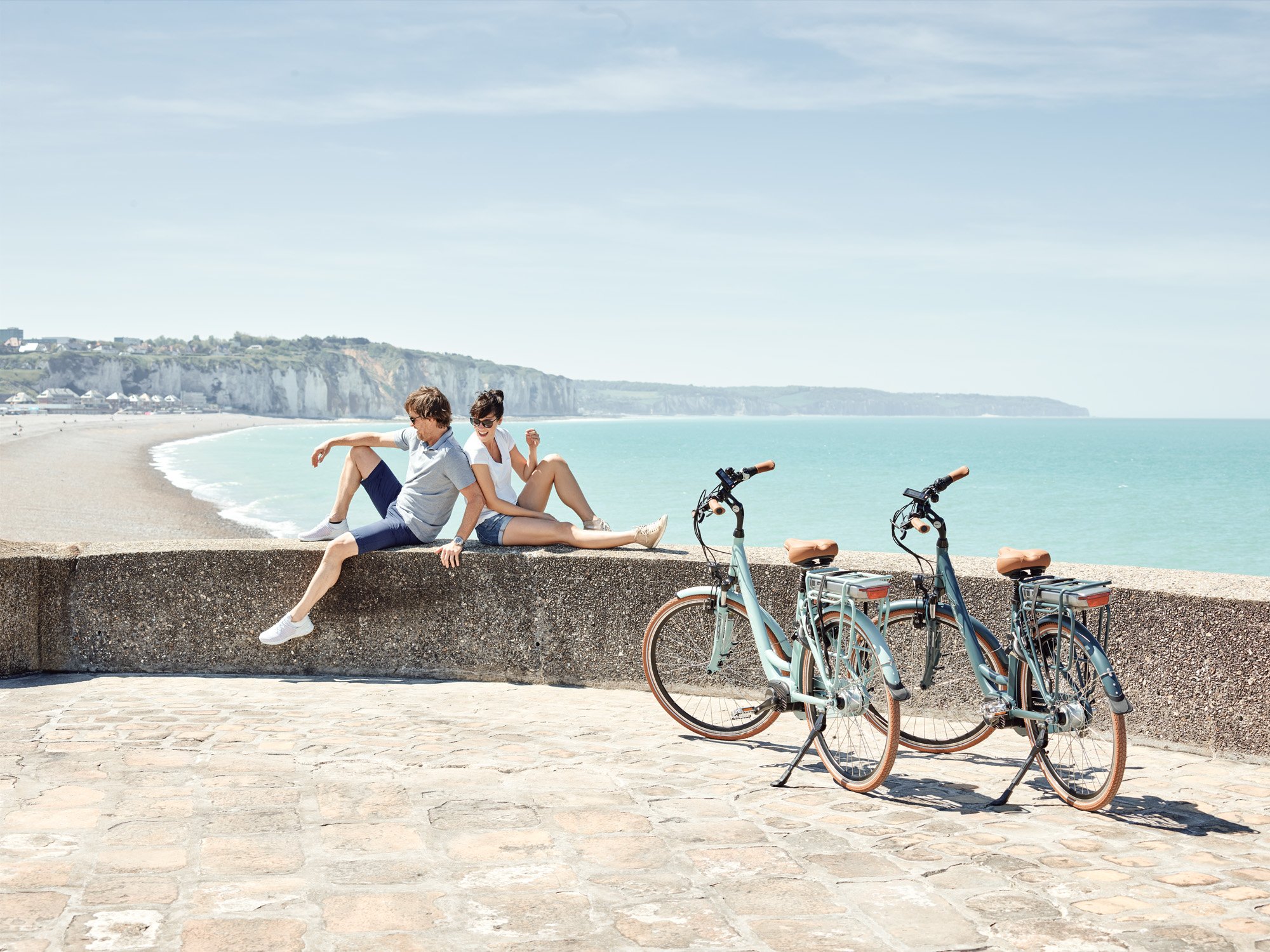 Lifestyle foto aan zee met twee fietsen